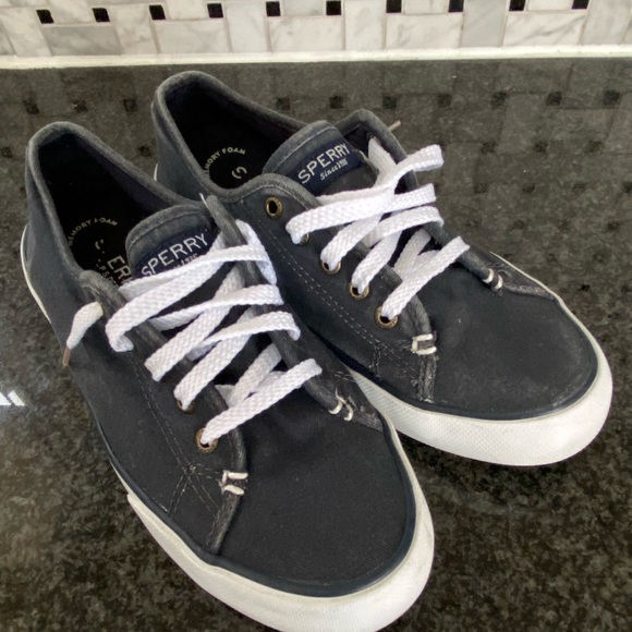 Sperry Shoes - Sperry Navy and White casual sneakers - size 7